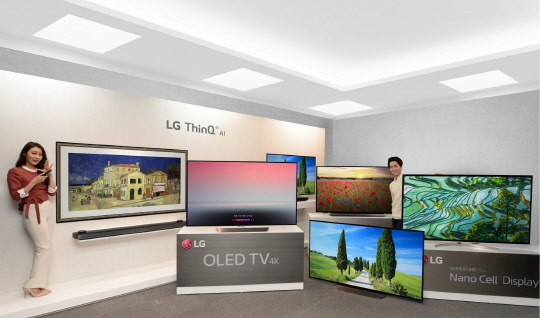 LG전자 모델이 인공지능(AI)을 기술을 적용한 '올레드 TV 씽큐'(ThinQ)를 소개하고 있다.  LG전자 제공
